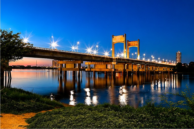 Ponte Presidente Dutra iluminada à noite entre Petrolina e Juazeiro